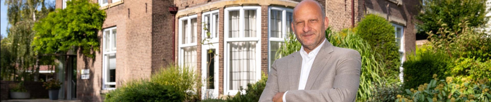 Matchpartner directeur Leon Brouwers staat voor Matchpartner kantoor Boerhaavelaan 4, Leiden